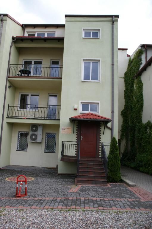Gościniec Pan Tadeusz guest house entrance and courtyard parking